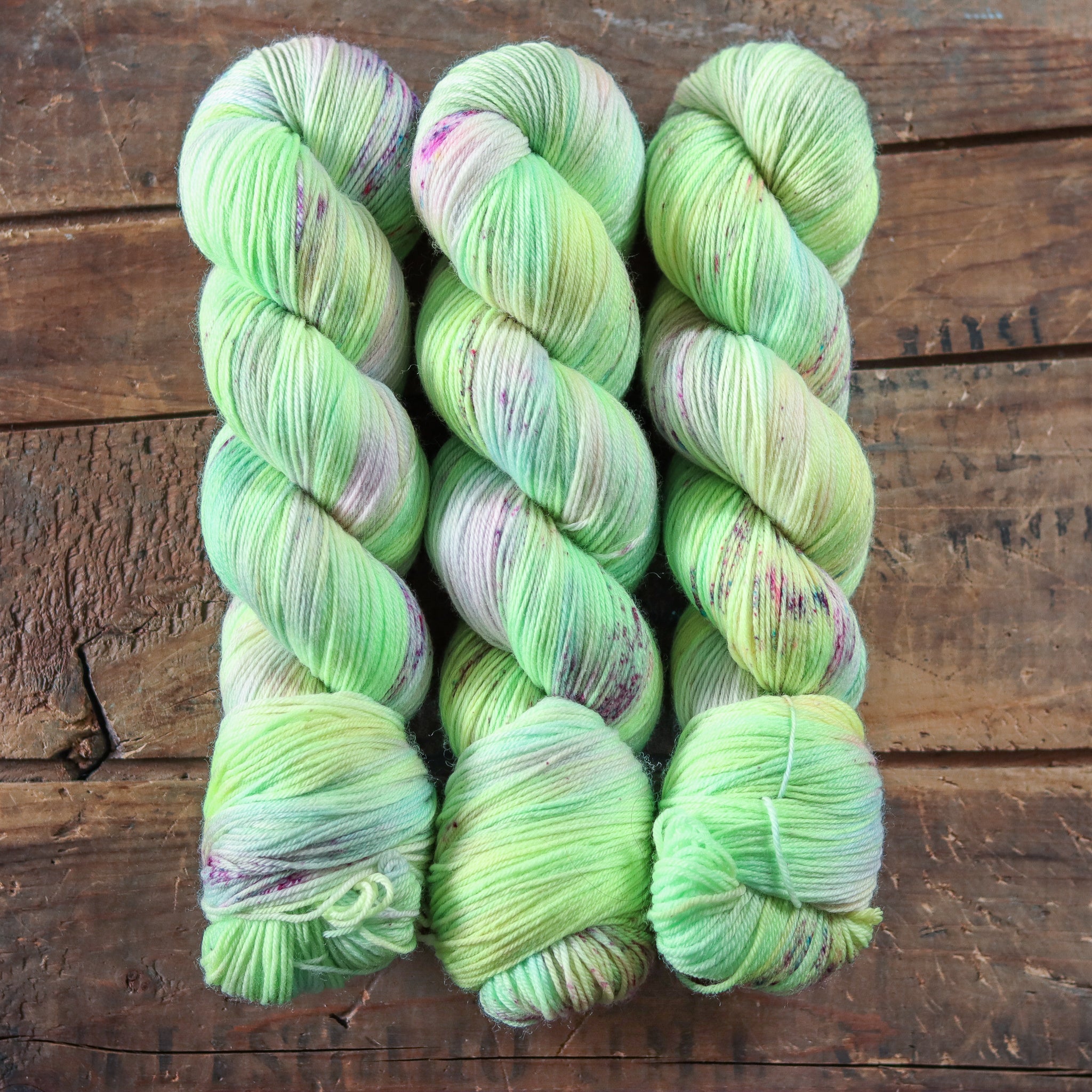 Neon Pistachio | violet sock