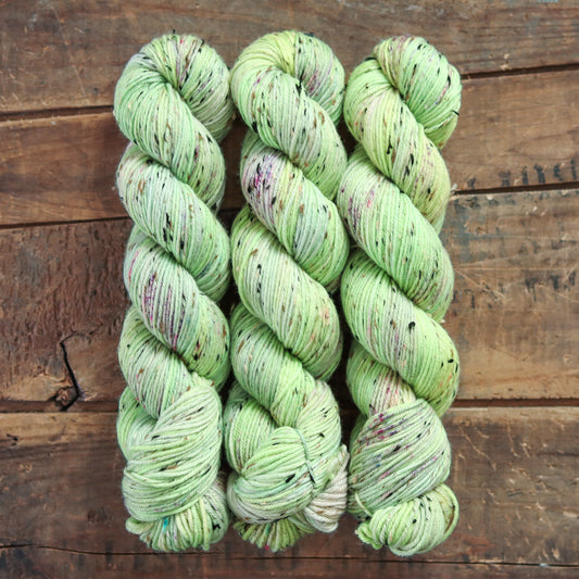 Neon Pistachio | wood lily dk